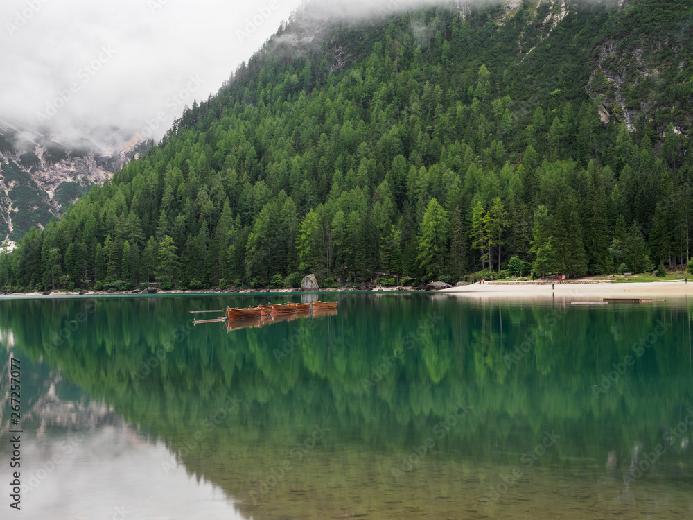 美丽浪漫的地方，在阿尔卑斯湖（Lago di Braies）Braies湖，多尔，有典型的木船