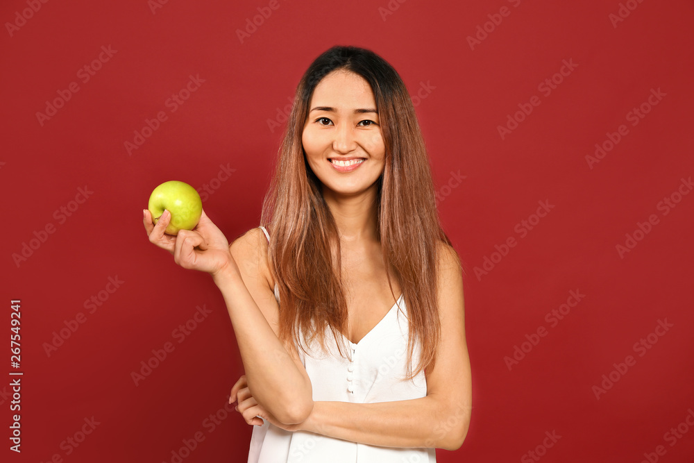 彩色背景苹果的亚洲女性肖像