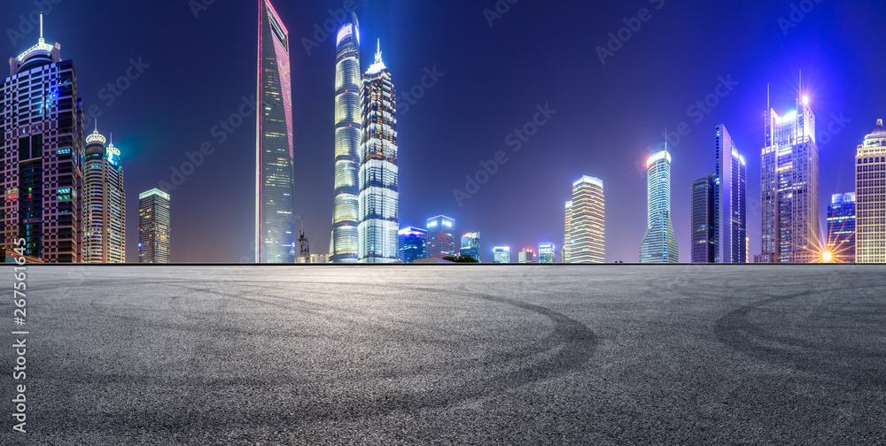 沥青赛道和上海夜晚的现代天际线和建筑，全景