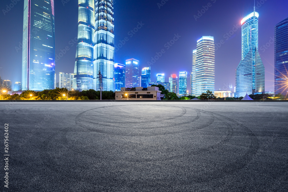 沥青赛道与上海夜晚的现代天际线和建筑