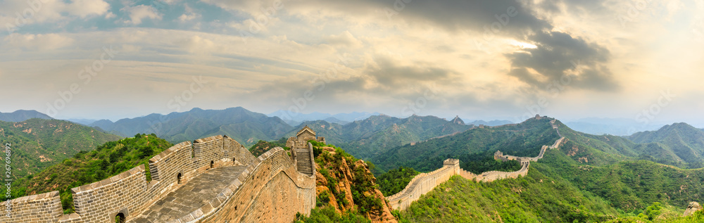 日落时的中国长城，全景