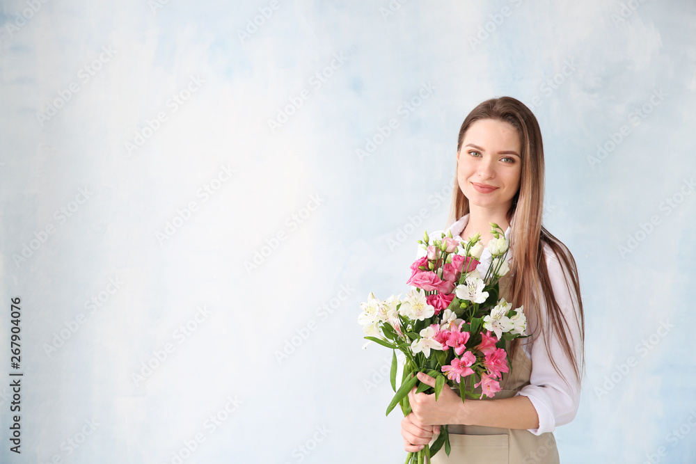 年轻的女性花艺师，彩色背景上有花束