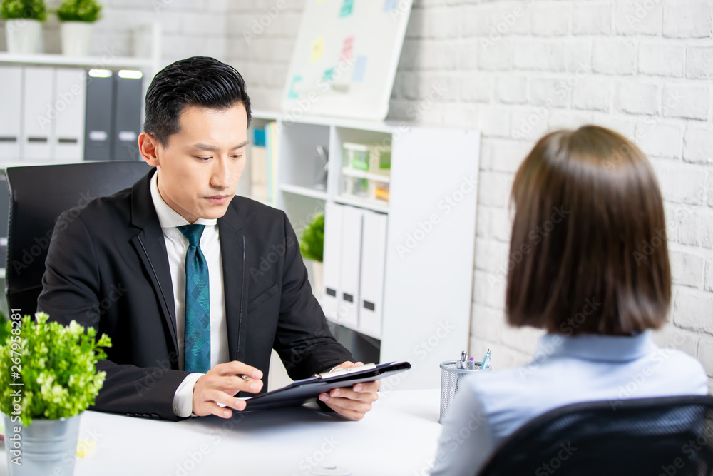 男性老板面试女性