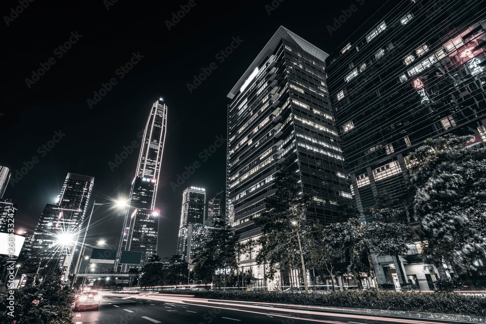 道路城市夜景建筑和模糊车灯……