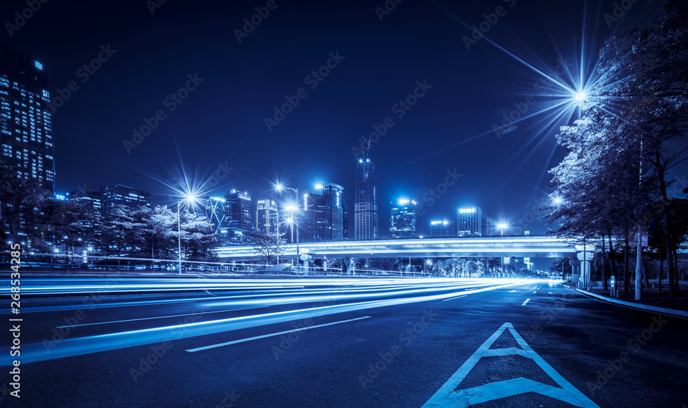 道路城市夜景建筑和模糊车灯…