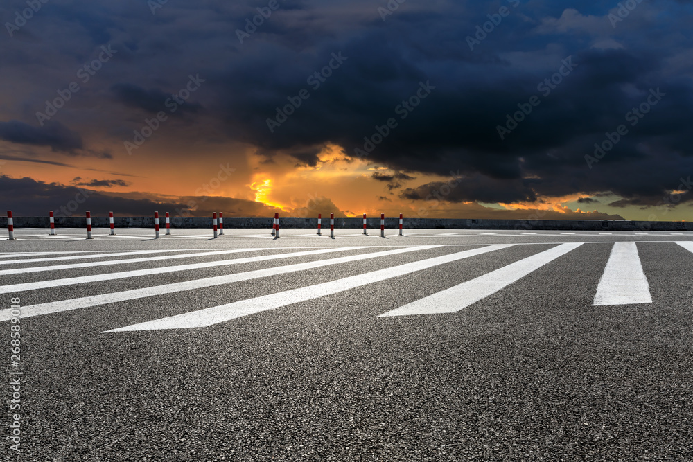 空旷的道路和天空自然景观