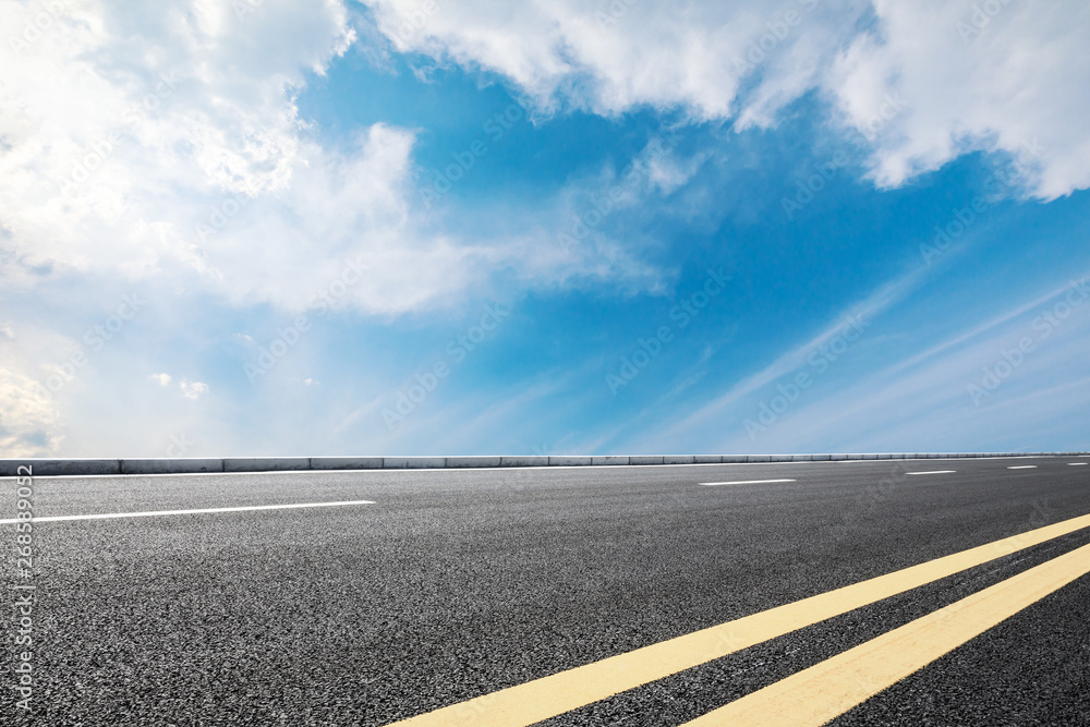 空旷的道路和天空自然景观