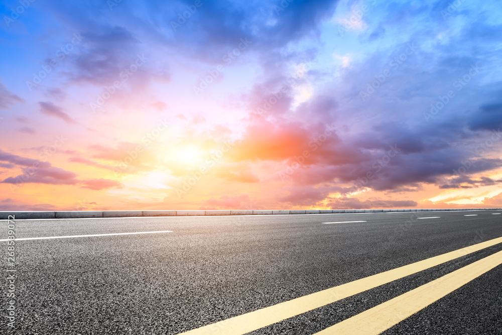 空旷的道路和天空自然景观