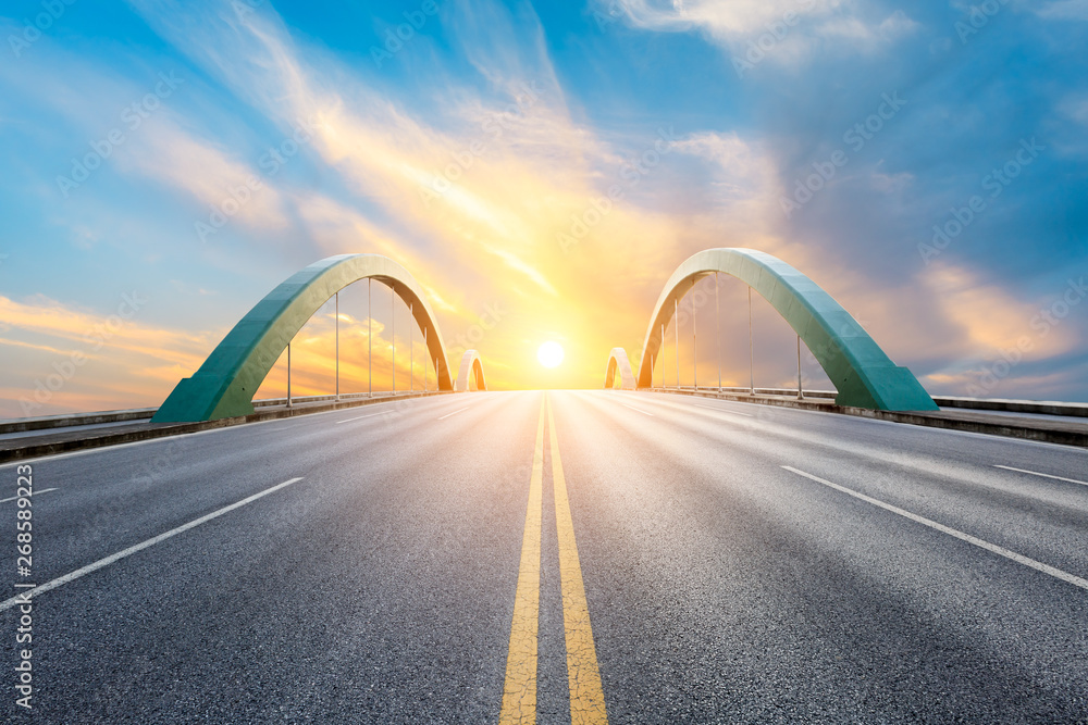 空旷的道路和天空自然景观