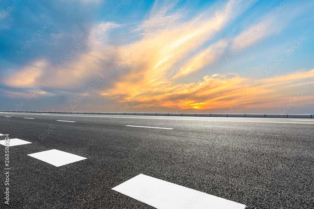 空旷的道路和天空自然景观