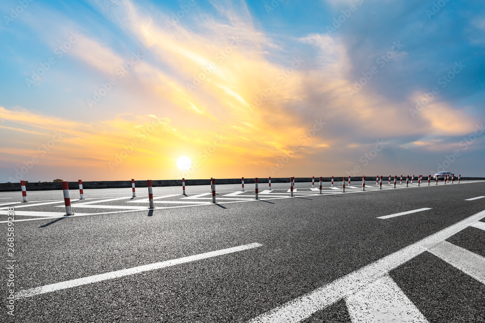 空旷的道路和天空自然景观