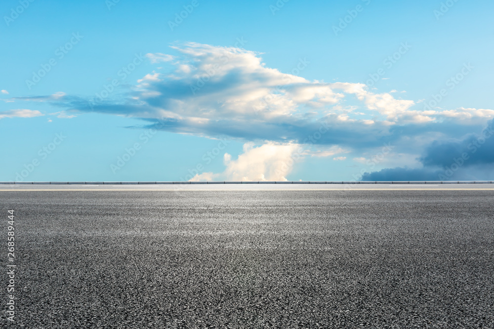 空旷的道路和天空自然景观