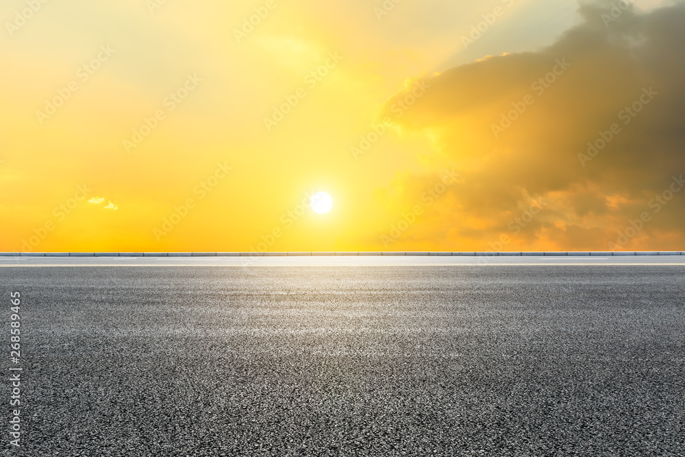 空旷的道路和天空自然景观