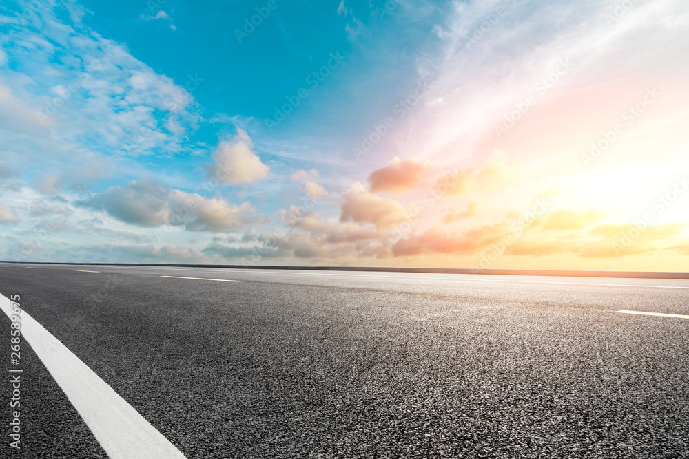 空旷的道路和天空自然景观