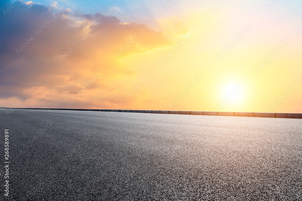 空旷的道路和天空自然景观