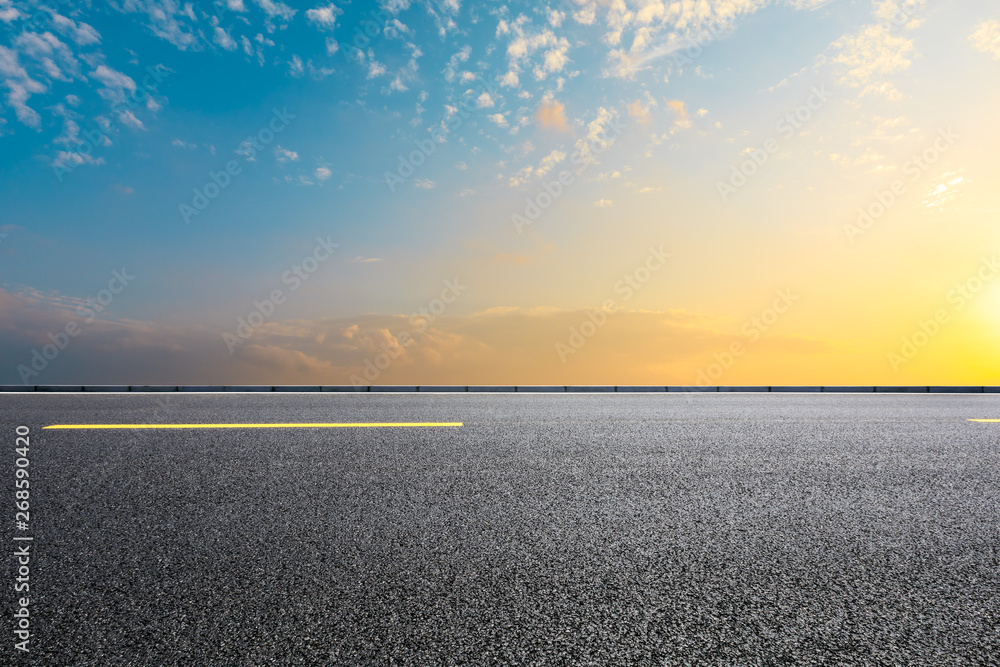 空旷的道路和天空自然景观