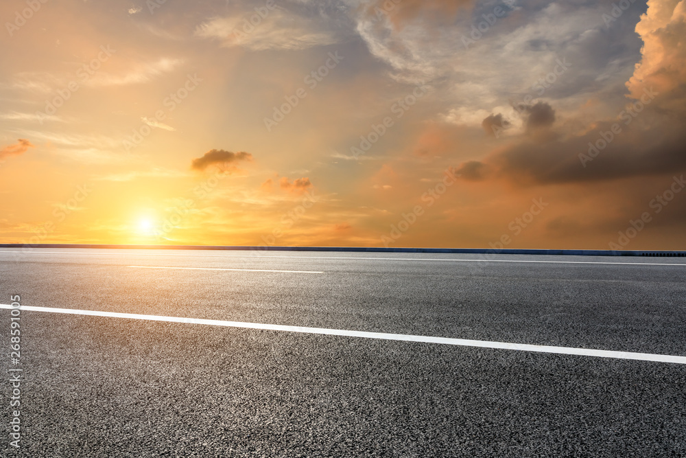 日出时空旷的道路和天空自然景观