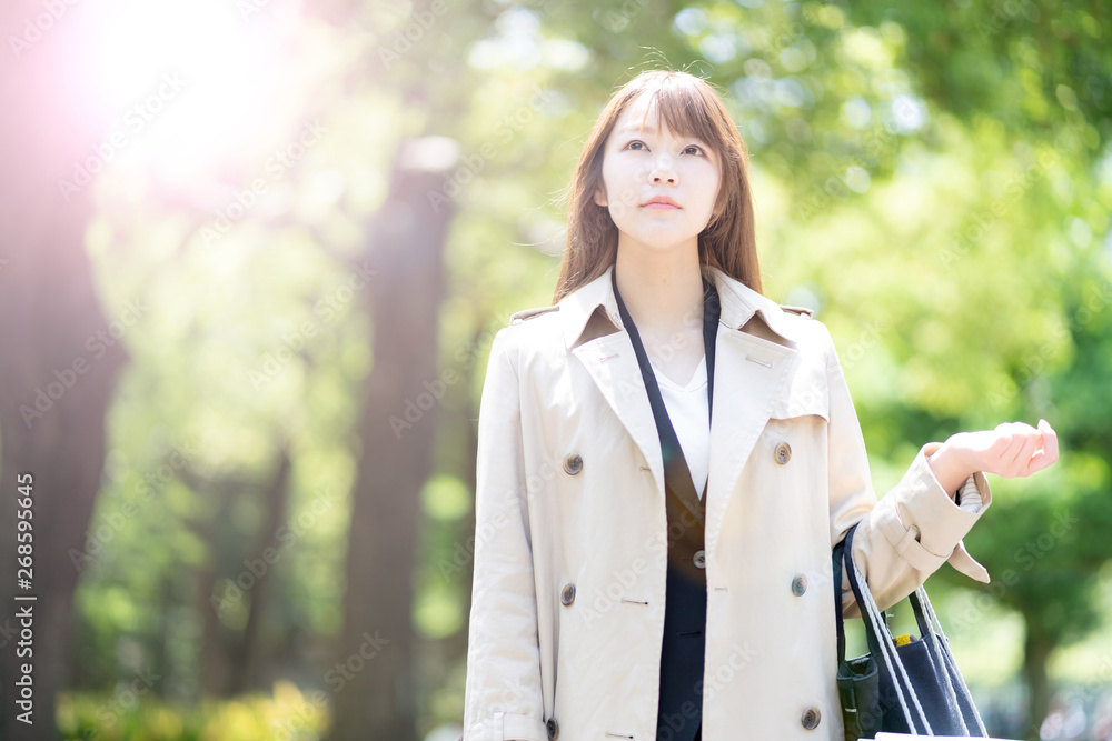 公園でリラックスする女性