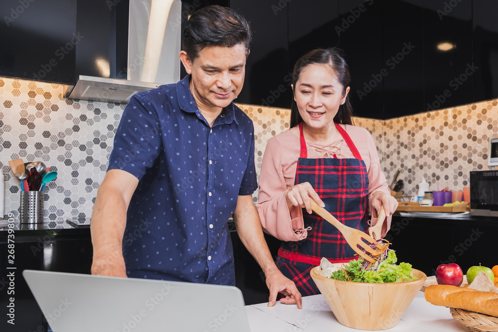 亚洲老年夫妇喜欢在家厨房做饭