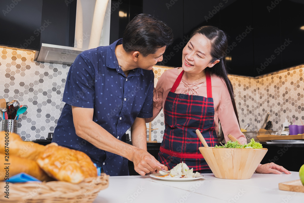 亚洲老年夫妇喜欢在家厨房做饭