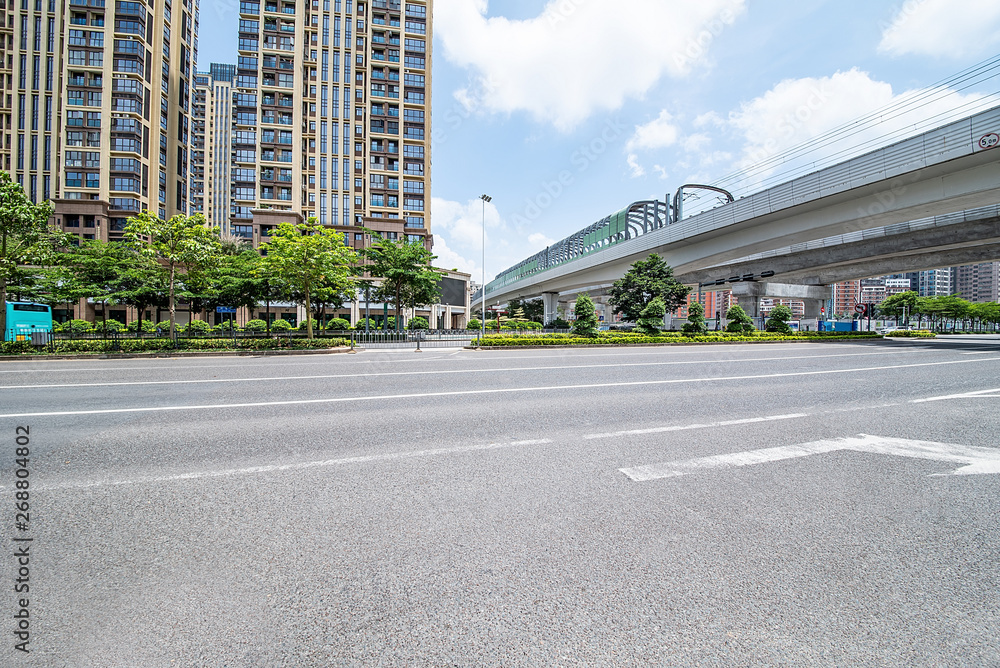 深圳城市建筑与空旷的城市交通路面