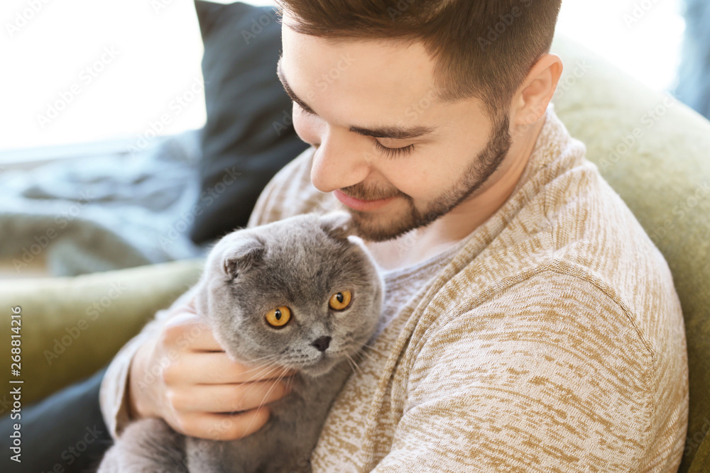 家里养着可爱有趣的猫的年轻人