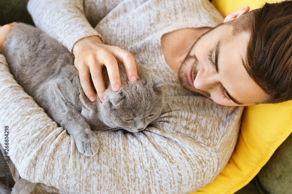 家里养着可爱有趣的猫的年轻人