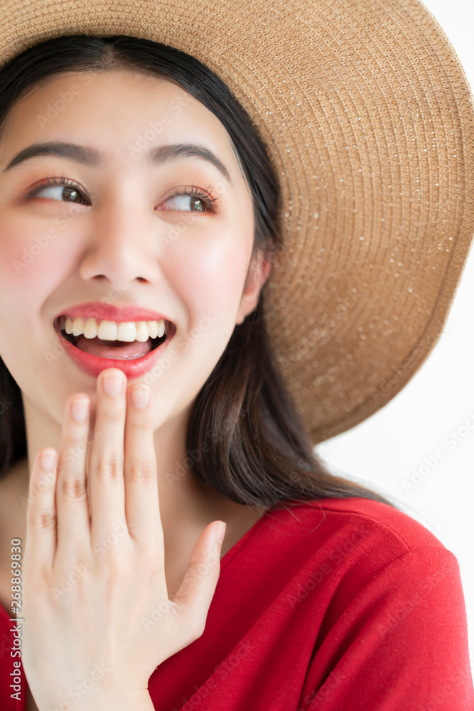 迷人的亚洲美女红色连衣裙戴夏季帽子微笑着幸福快乐的白色连衣裙