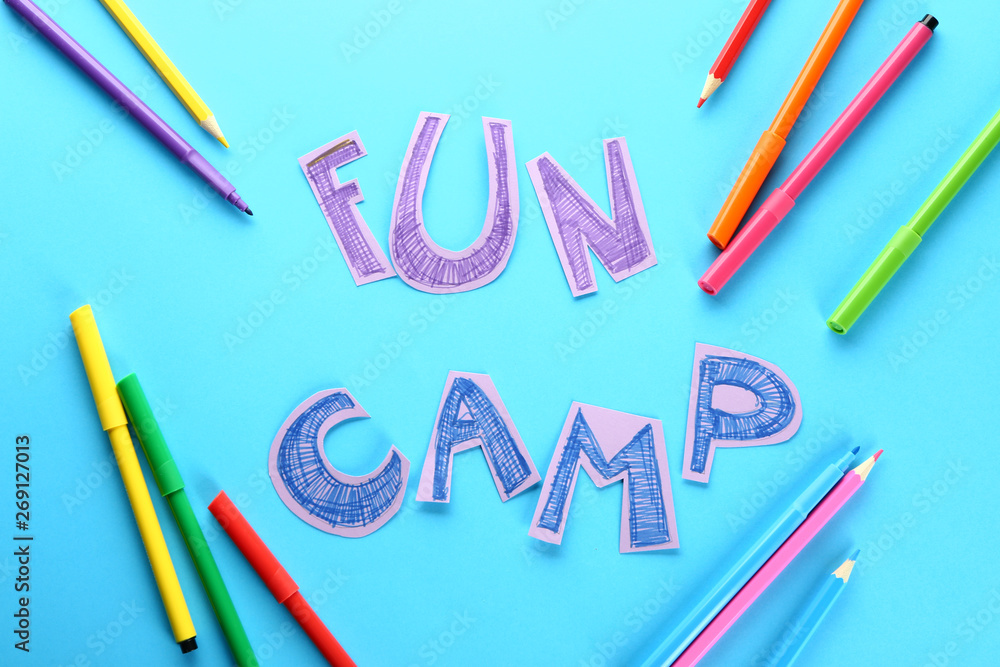 彩色背景上的毡尖笔、铅笔和文本FUN CAMP