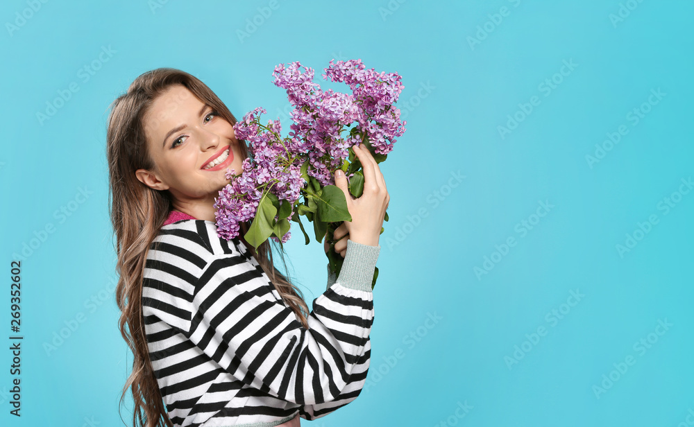 美丽的年轻女子，背景是一束淡紫色的花