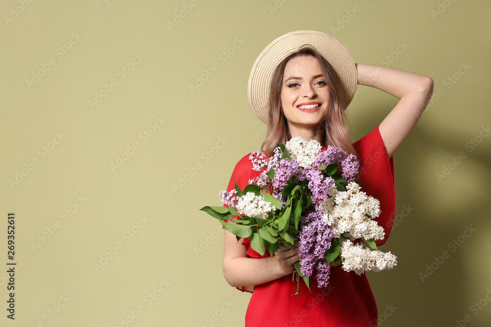 美丽的年轻女子，背景是一束淡紫色的花