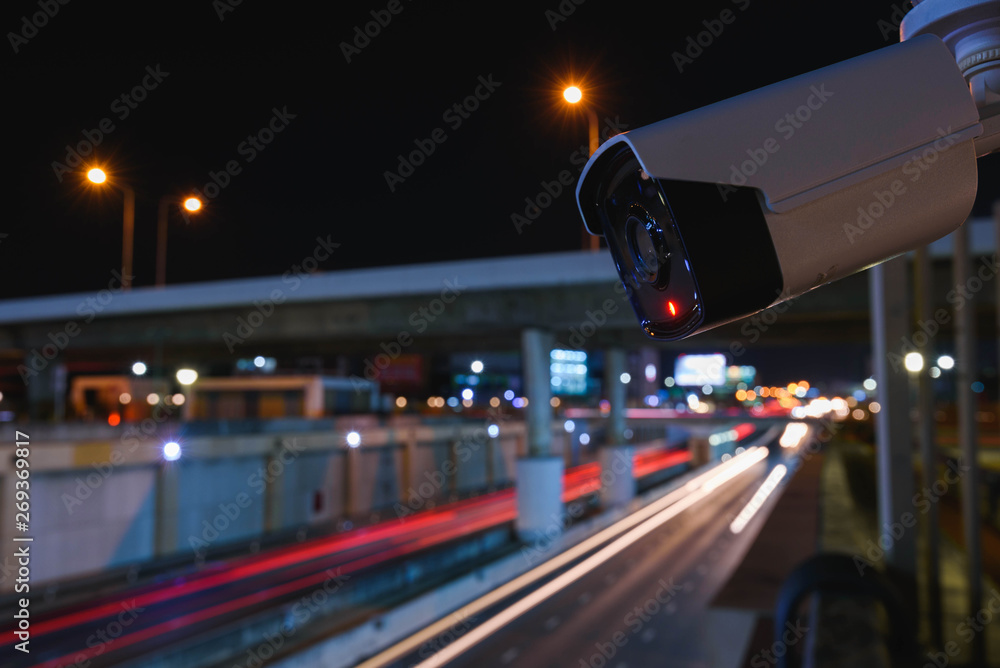 闭路电视监控摄像头在交通道路上运行