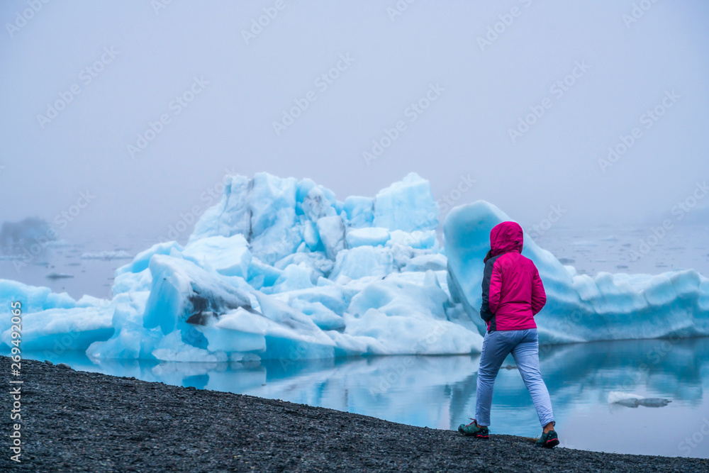 女旅行者前往冰岛美丽的Jokulsarlon冰川泻湖。Jokulsallon是一个著名的d