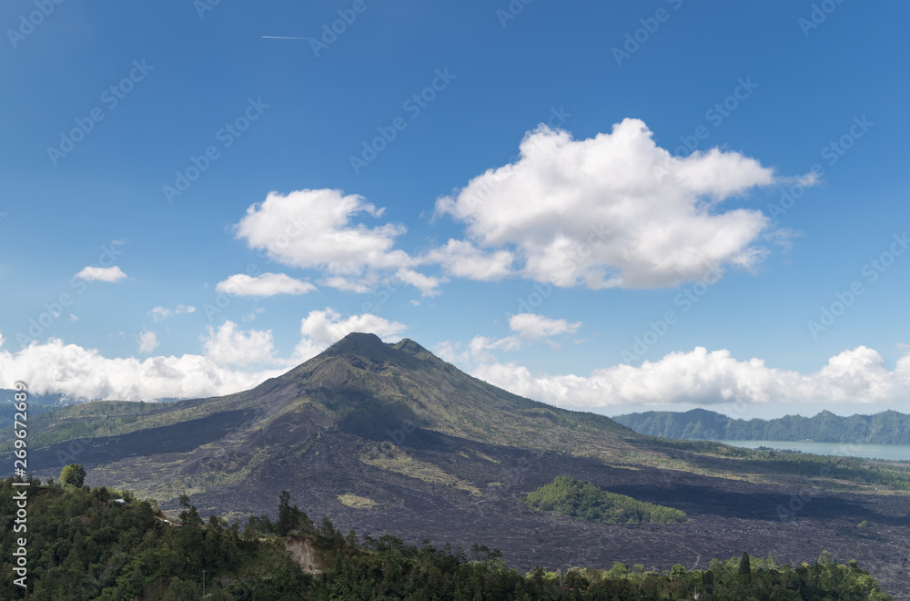 蓝天下的阿贡火山