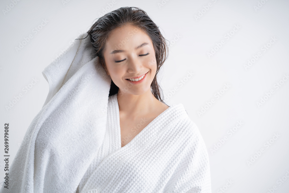 Asian women are using a dry towel to dry their hair.after showering