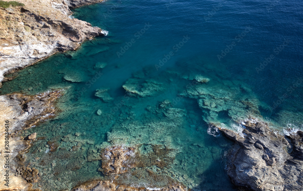 巴厘岛村庄附近地中海海岸的鸟瞰图，海水透明。希腊克里特岛