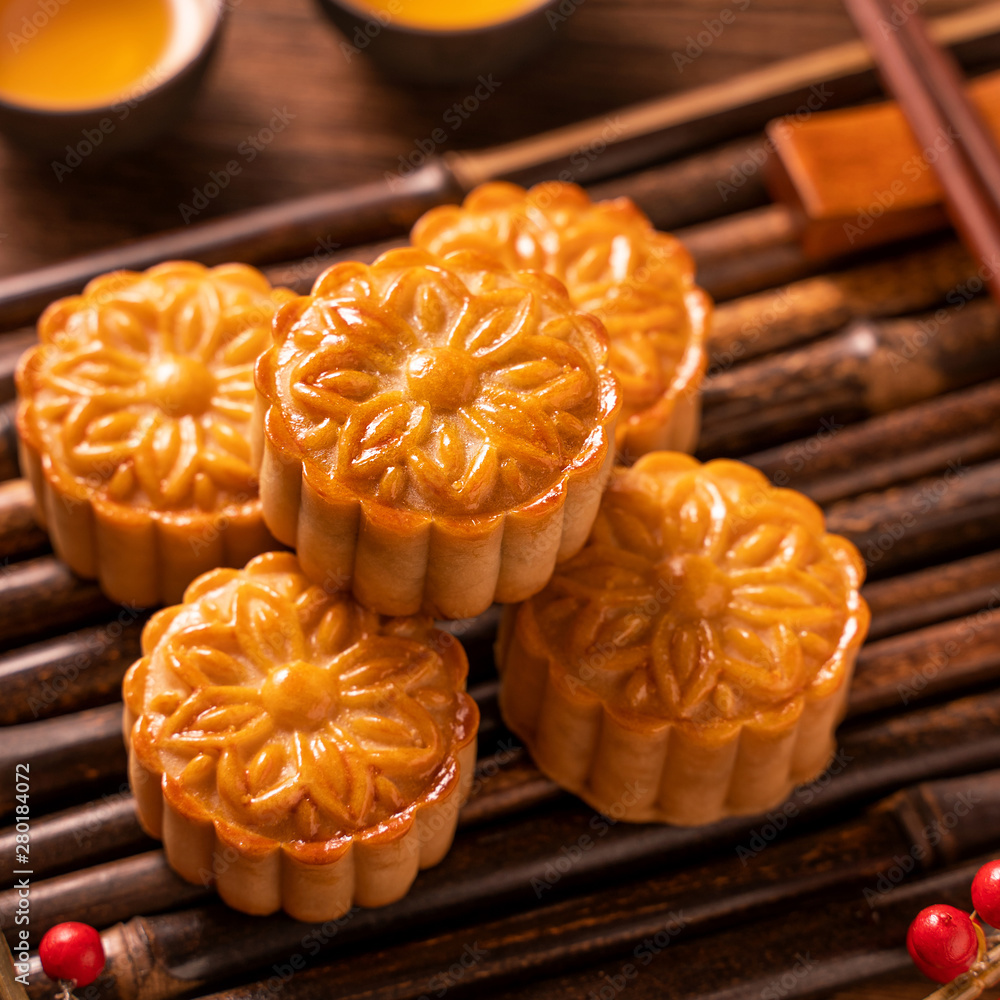 月饼月饼餐桌设置-木制茶杯圆形中国传统糕点b