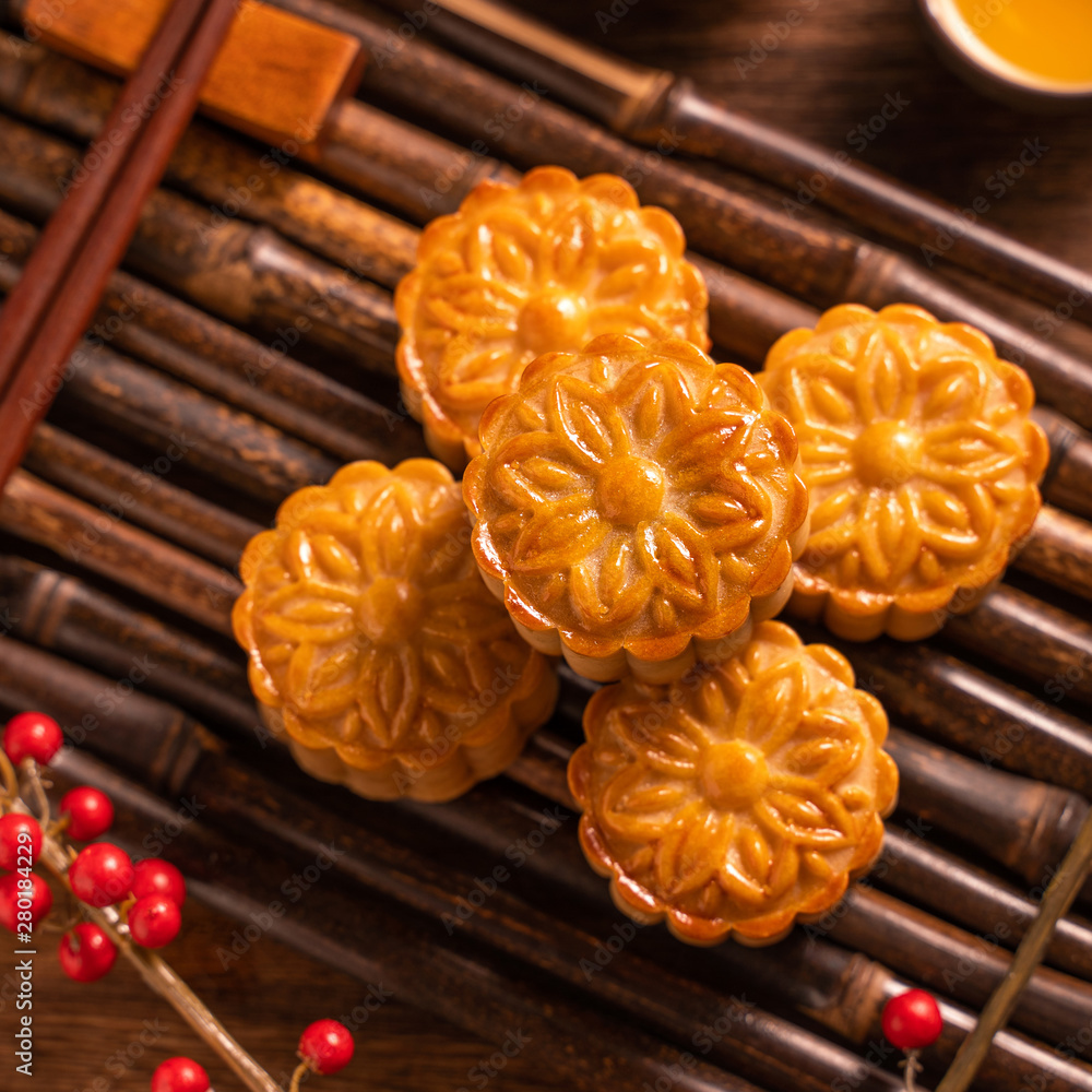 月饼月饼餐桌设置-木底茶杯的中国传统糕点，米