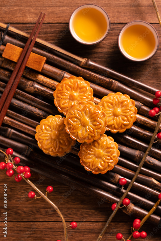 月饼月饼餐桌设置-木底茶杯的中国传统糕点，米