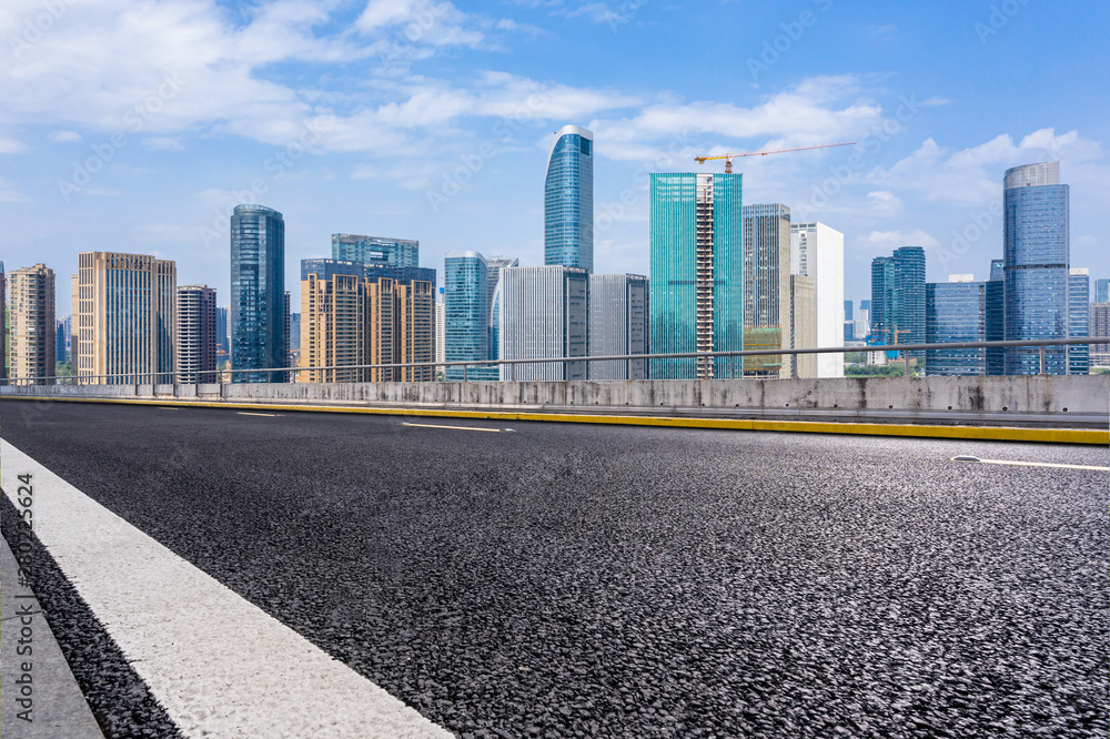 城市天际线的空旷道路