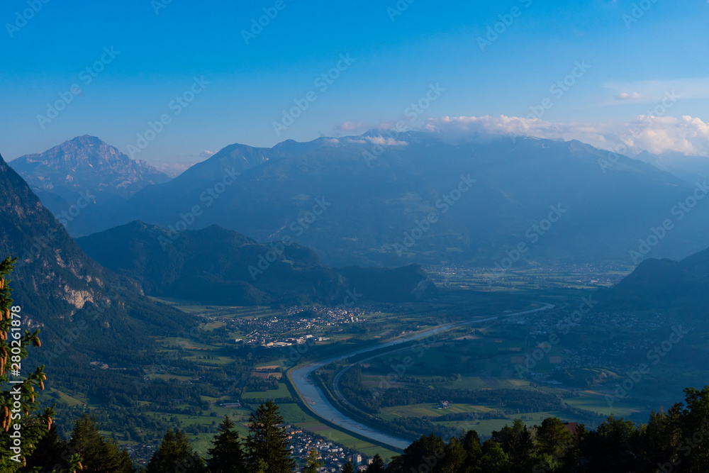 从利希滕斯坦看到的阿尔卑斯山全景