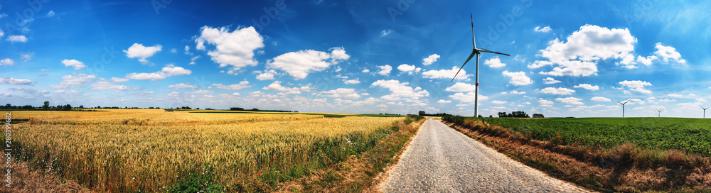 乡村公路和风力涡轮机的全景夏季景观