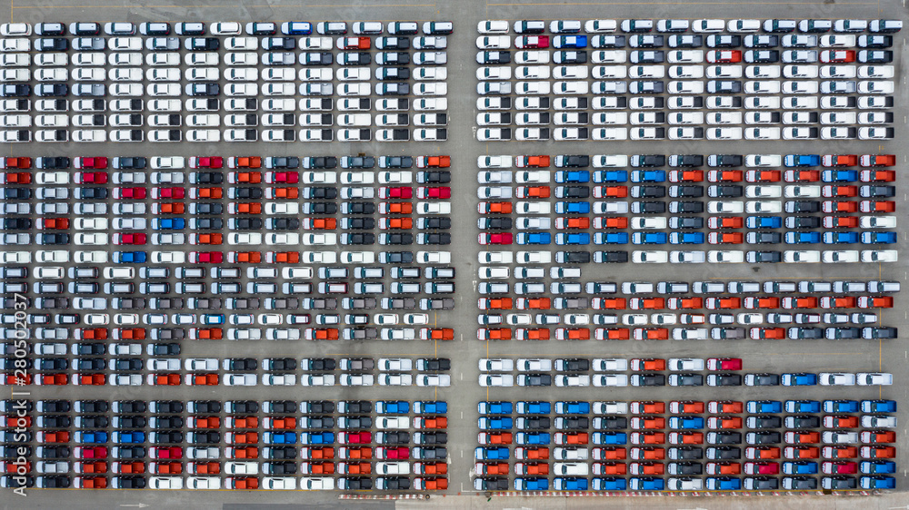 鸟瞰新车出口码头，深海港口等待进口出口的新车。