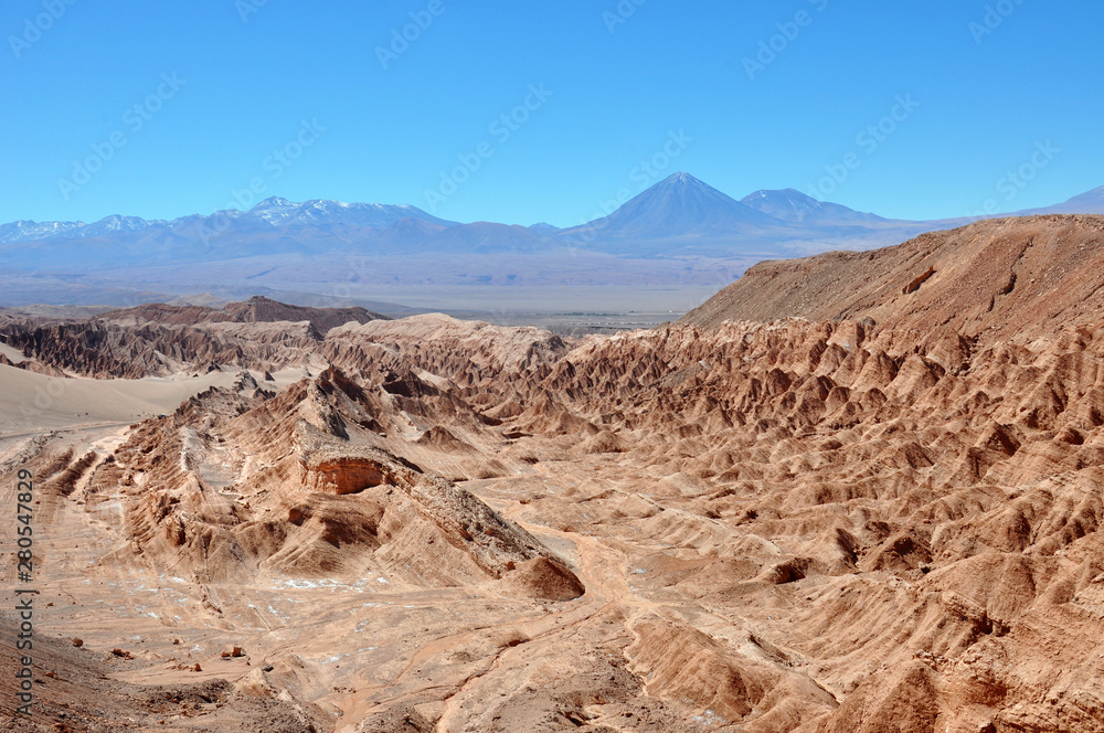 reise durch peru bolivien chile in atacama wüste, rainbow valley und dorf chiu chiu mit alter kirche