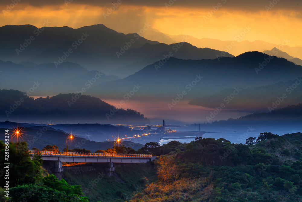 日落在山景中，阳光明媚