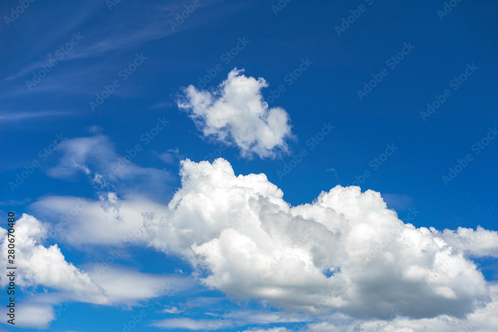 青空と空の背景素材　暑中見舞い　テンプレート