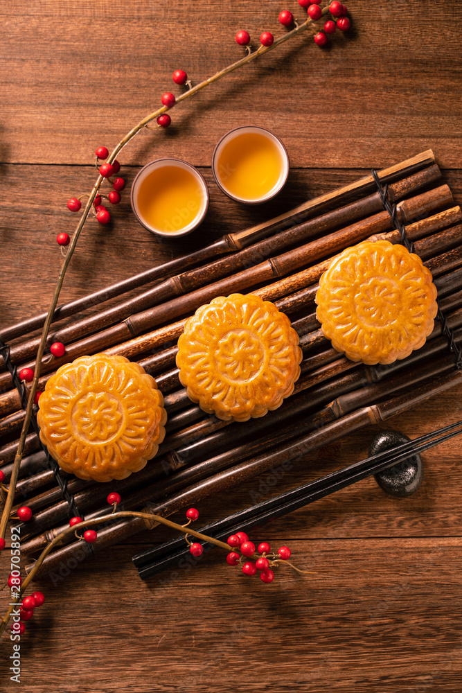 月饼月饼餐桌设置-木底茶杯的中国传统糕点，米