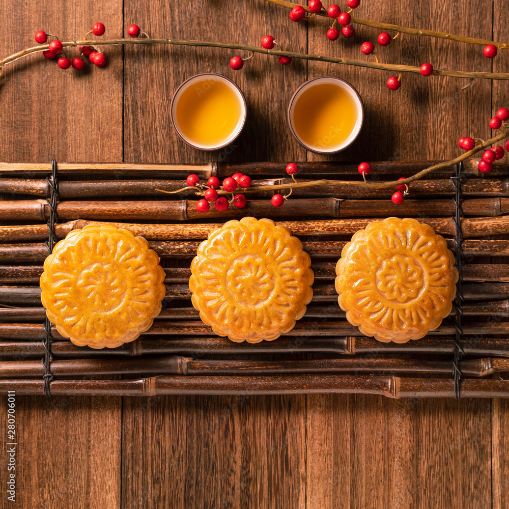 月饼月饼餐桌设置-木底茶杯的中国传统糕点，米