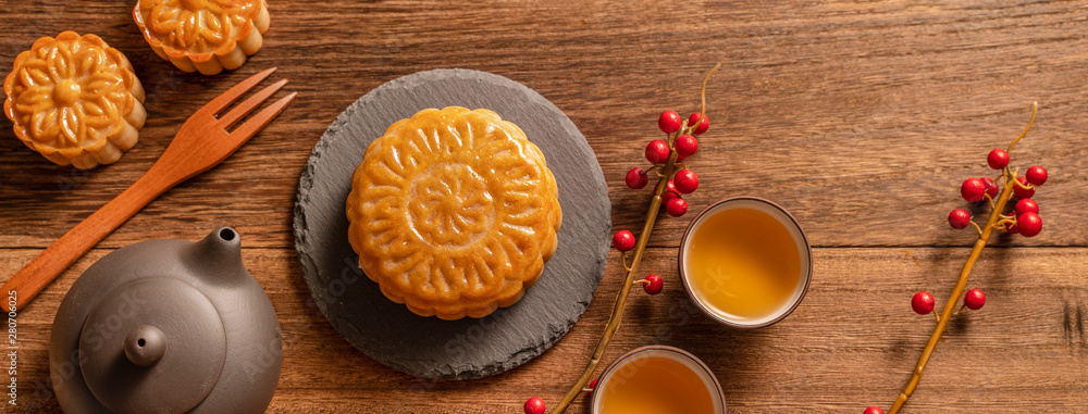 月饼月饼餐桌设置-木底茶杯的中国传统糕点，米