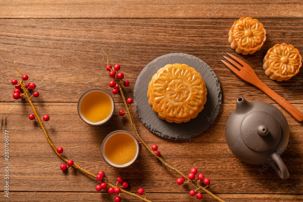 月饼月饼餐桌设置-木底茶杯的中国传统糕点，米